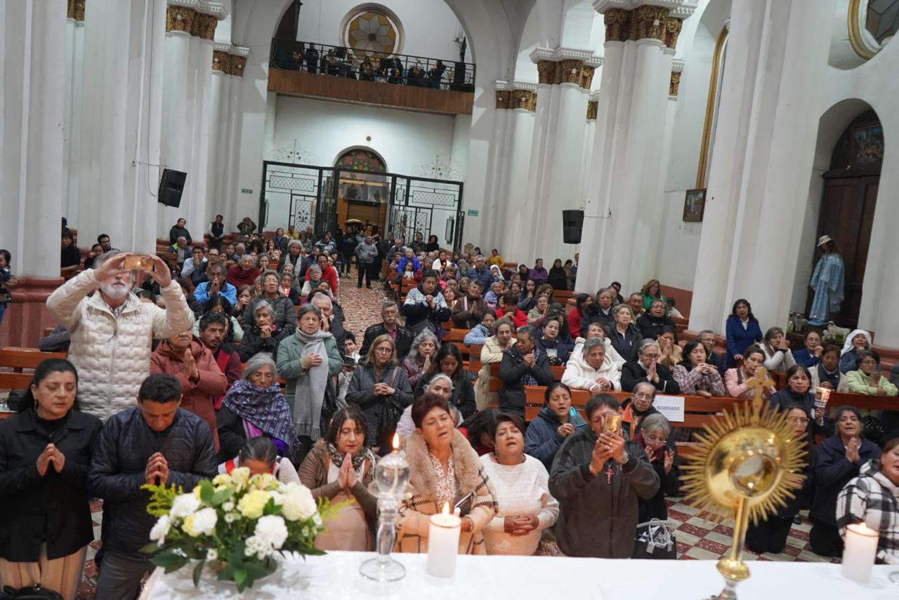 Adoración Eucarística en el Santo Cenáculo Adoración Eucarística en el Santo Cenáculo